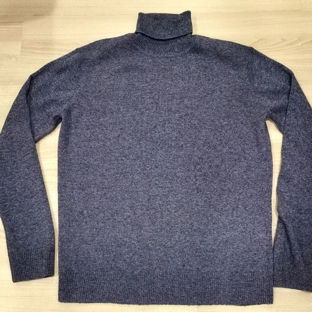 REDUCED! Blue-black turtleneck